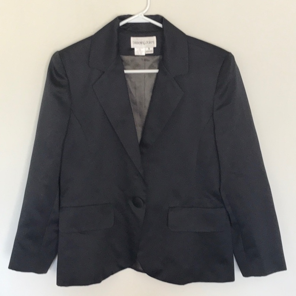 This pretty black blazer can make a great look!